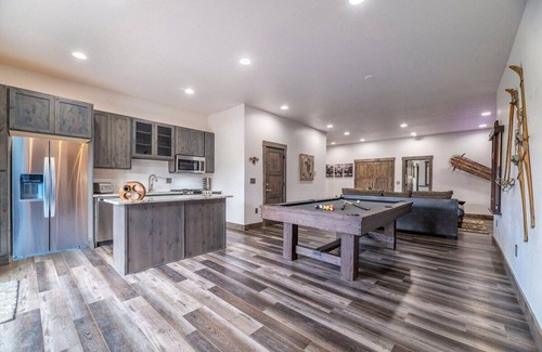 Dillon House | Pet Friendly Outdoor Enthusiast's Retreat. Walk to Lake Dillon!