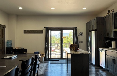 Dillon House | Pet Friendly Outdoor Enthusiast's Retreat. Walk to Lake Dillon!