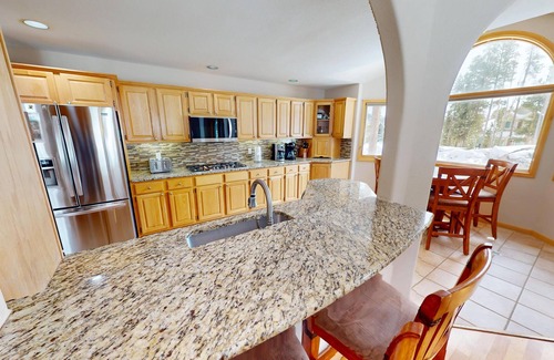 Three Peaks House | Pet Friendly, Private Hot Tub! Comfy, BIG Home. Garage. Easy Drive to Town