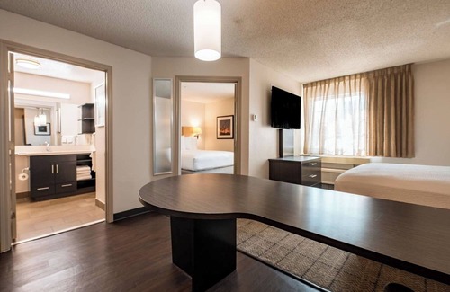 Park Central Hotel | Pet-friendly Property, Unit with Full Kitchen, Also Comes with Free Parking!
