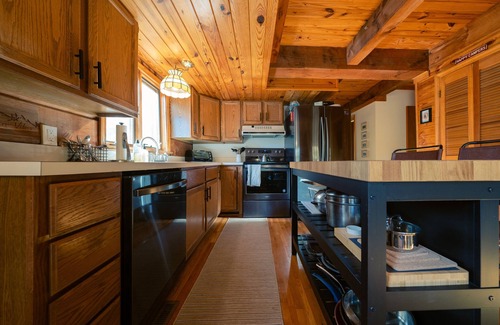 Haywood Cabin | PET-FRIENDLY Stay Near Old Rag + White Oak Canyon - Cozy Log Cabin