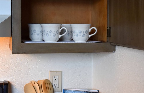 University Area Apartment | Pet-Friendly Stay-Top Floor- FlatTop Nook