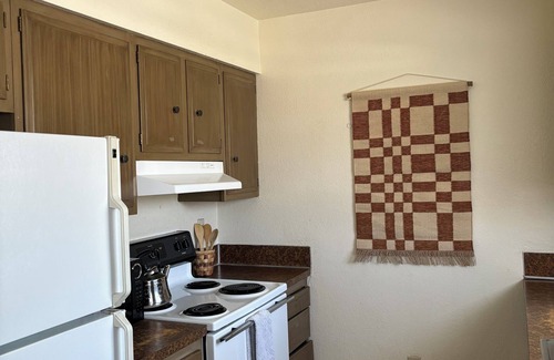 University Area Apartment | Pet-Friendly Stay-Top Floor- FlatTop Nook