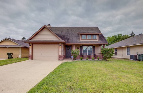 Bryan Cottage | Pet-friendly Texas Retreat w/Fenced-in Yard!