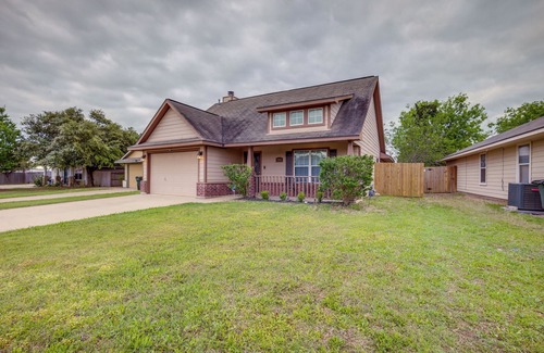 Bryan Cottage | Pet-friendly Texas Retreat w/Fenced-in Yard!