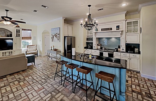 Summer Breeze House | PET FRIENDLY! PRIVATE HOT TUB! Up to 13 Guests! Minutes to Pier Park and 30A!
