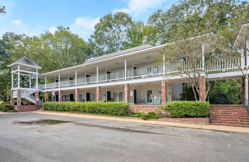 Wakefield Apartment | Pet Friendly | Secluded | Quiet | Convenient