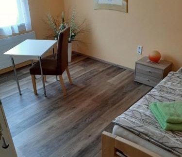 Weikersdorf am Steinfelde Apartment | Peter's Montagezimmer