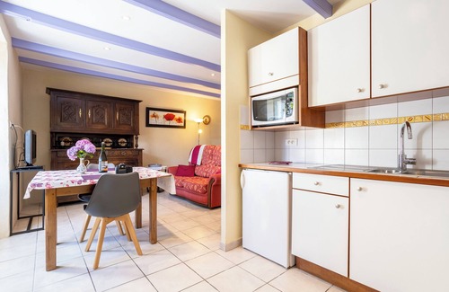 Mahalon House | Petite house 'Glycine, Kerantum' with shared garden and Wi-Fi