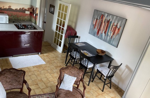 Plourin House | Petite Maison en Pierre Dans un Grand Jardin Fleuri