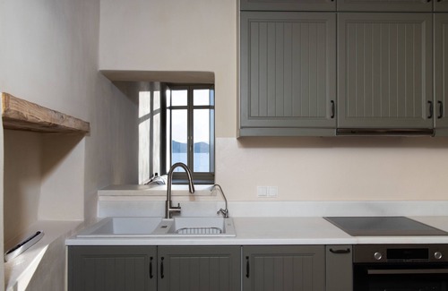 Naxos Apartment | Petrino - Fully renovated Venetian Kastro apartment with sea views