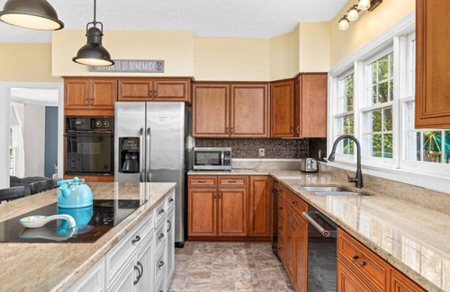 Lakeview House | Pets? YES! Hot Tub ★ Gym ★ Firepit ★ Game Room ★ Path to Winery