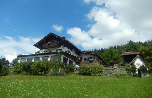 Garmisch-Partenkirchen House | Pfeiffer Alm am Sonnenhang mit Blick auf die Zugspitze