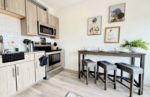 Poplar Apartment | Philly Central King 1 Br Apt Easily Walkable to Attractions