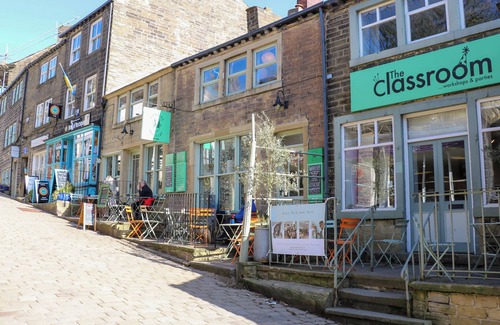 Haworth Cottage | PICCADILLY VIEW, family friendly, with a garden in Haworth