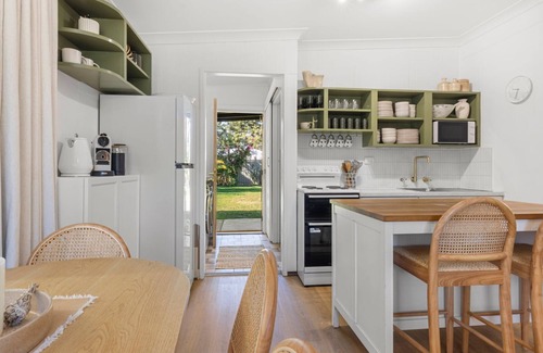 Callala Beach Cottage | Piccolo Cottage - Firepit - 4 Mins Walk to Beach