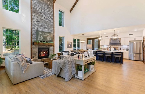 Broken Bow House | Pickleball, Pool, Splash Fountain ,Clubhouse , Walking Trails , Basketball