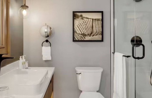 Newport Hotel | Picturesque Waterview Room w/Relaxing Patio | Newport Harbor Ultimate Retreat