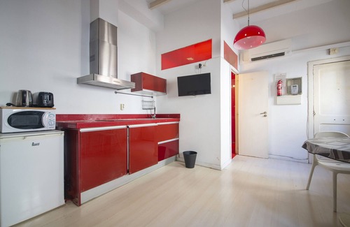 Barceloneta Apartment | Pied-à-terre in central Barcelona 100m from beach.