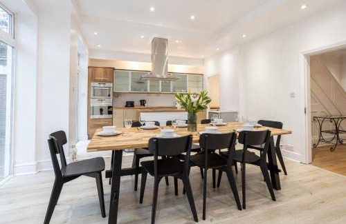 Manchester House | Pillo Rooms - Spacious 4 Bedroom Detached House close to Heaton Park