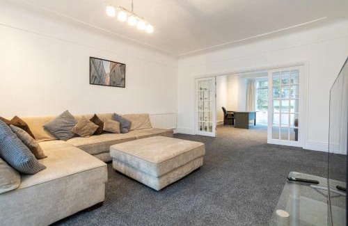 Manchester House | Pillo Rooms - Spacious 4 Bedroom Detached House close to Heaton Park