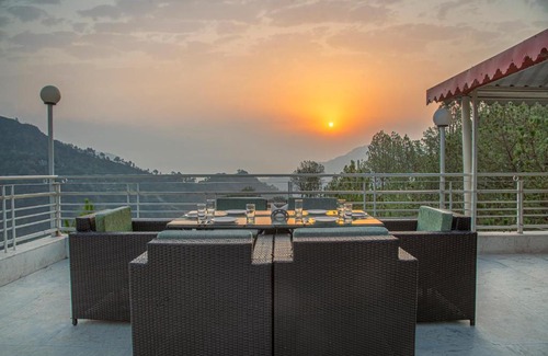 Barog House | Pine Dream Resort l Kasauli l By BlackPearl