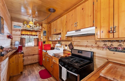 Big Bear Lake Cabin | Pine Haven By Destination Big Bear: Close to the Village, Snow Summit and Marina's