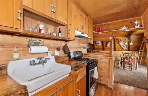 Big Bear Lake Cabin | Pine Haven By Destination Big Bear: Close to the Village, Snow Summit and Marina's