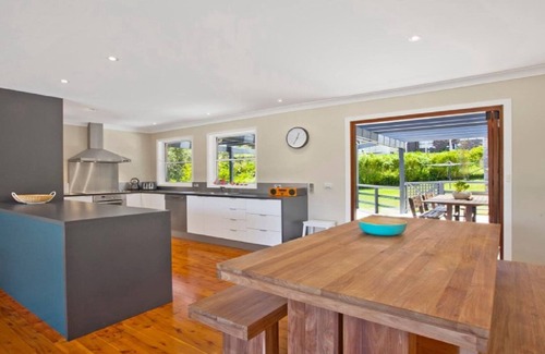 North Avoca House | PINE VIEW | Close to beach, WIFI | Accom Holidays