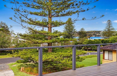 North Avoca House | PINE VIEW | Close to beach, WIFI | Accom Holidays