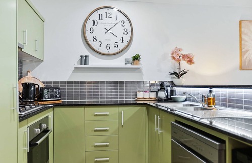 Westcourt Apartment | Pineapple Palms - Resort, 9 Pools & Gym