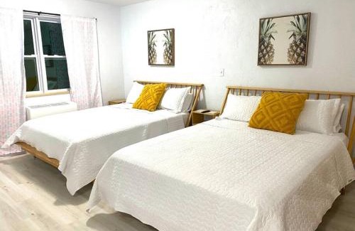 Bridgeport Heights Apartment | Pineapple Shores Retro Inn 5