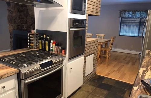 Lower Kingsbury House | PineCone Lodge - 3 bed/2 bath - South Lake Tahoe (sleeps 6)