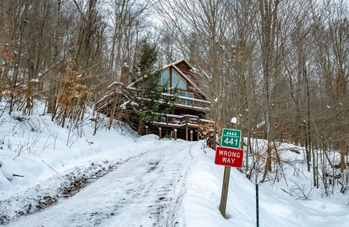 Davis House | Pinecone Ridge - 441 Northpoint WaynnCinnamon Fern Chalet - Pet Friendly, Hot Tub, Short Drive to Two Ski Areas & Two State Parks