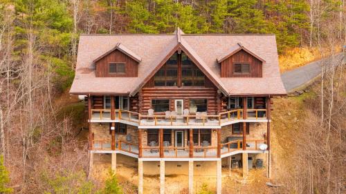 Pittman Center House | Pinnacle Chalet by AvantStay Luxury Cabin w Panoramic Views Fireplace Game Room