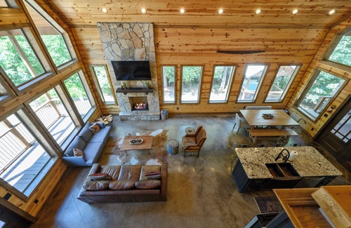 Broken Bow Cabin | Pinot in the Pines - NEW EV Charger! Pet Friendly, Hot Tub, FREE Firewood!