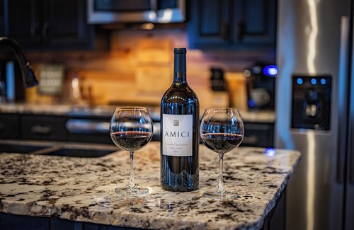 Broken Bow Cabin | Pinot in the Pines - NEW EV Charger! Pet Friendly, Hot Tub, FREE Firewood!