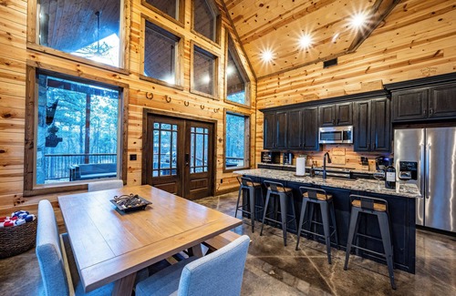 Broken Bow Cabin | Pinot in the Pines - NEW EV Charger! Pet Friendly, Hot Tub, FREE Firewood!