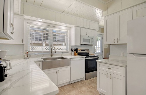 Bradenton Beach House | Pirates Nest - 2 Minute Stroll To The Beach! Sleeps 10!