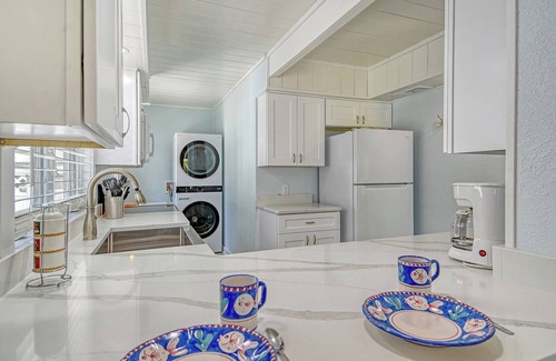 Bradenton Beach House | Pirates Nest - 2 Minute Stroll To The Beach! Sleeps 10!