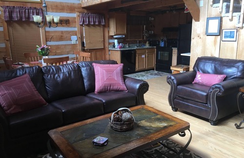Gatlinburg - Pigeon Forge Cabin | Plan for 2025 in the Great Smoky Mtns! Enjoy from peaceful cabin on Bluff Mtn