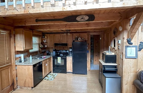 Gatlinburg - Pigeon Forge Cabin | Plan for 2025 in the Great Smoky Mtns! Enjoy from peaceful cabin on Bluff Mtn