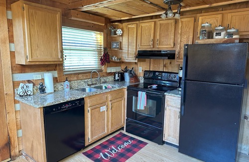 Gatlinburg - Pigeon Forge Cabin | Plan for 2025 in the Great Smoky Mtns! Enjoy from peaceful cabin on Bluff Mtn