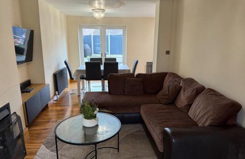 Nottingham Apartment | Pleasant 5BR Home - Near Wollaton Hall, QMC, City Centre & Nottingham University - Sleeps 9
