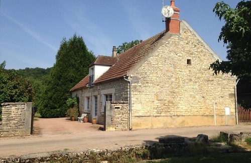 Armes House | Pleasant house with calm on large garden located at 100m of Yonne river