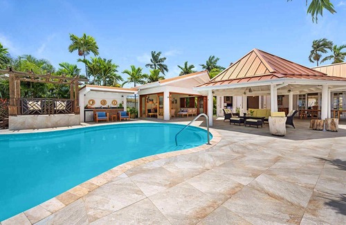 Runaway Bay Villa | Please Inquire Before Booking – Luxury Villa