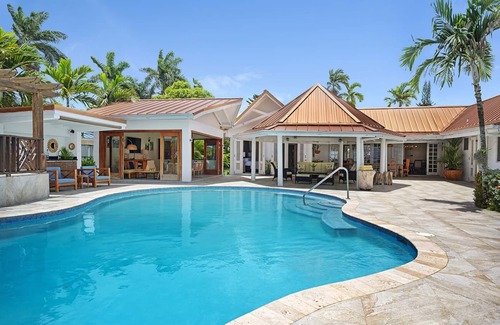 Runaway Bay Villa | Please Inquire Before Booking – Luxury Villa