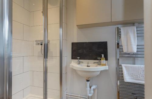 Wimborne House | Plum Cottage - Vivre Retreats