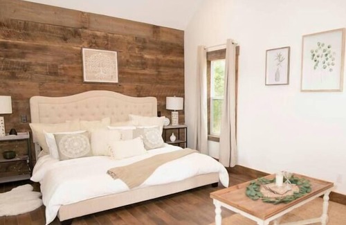 Waco Cabin | Plush Cabin 4 min to Homestead Heritage 18 min to Magnolia