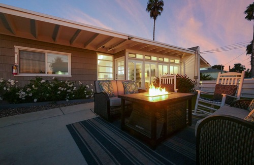 South Oceanside House | "POINT BREAK! House 2-King Beds, 1-Block to Beach!